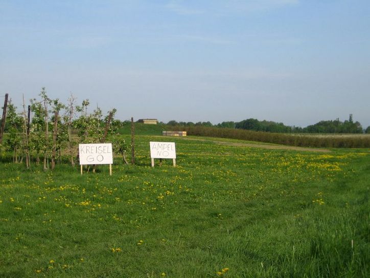 Protest der Bürgerinitiative  »Ampel-no – Kreisel-go« im Jahr 2018 am zukünftigen Knotenpunkt  der Südumfahrung bei Pirna-Sonnenstein. Foto: BI