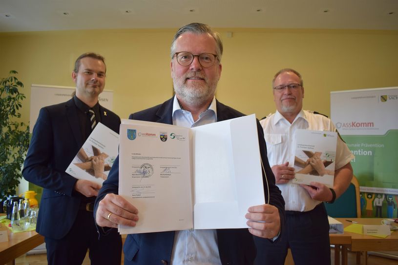 Die Kooperationsvereinbarung ist besiegelt. Von links: der Geschäftsführer des Landespräventionsrates Sven Forkert, Bürgermeister Swen Nowotny und der Polizeipräsident Manfred Weißbach halten die Vereinbarung in den Händen.