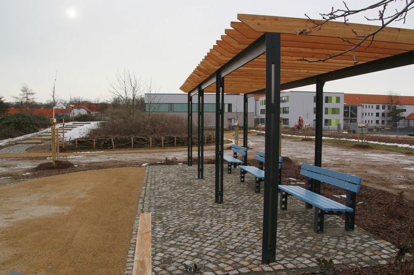 Der neue Bürgerpark könnte ein fast vergessenes »Fach« wieder aufleben lassen: Schulgartenunterricht. Bei einem kürzlichen Rundgang wurde die Idee geboren, dass sich die Schüler gemeinsam mit den älteren Nutzern auch um den Erhalt der kleinen Oase kümmern könnten. Foto: Farrar