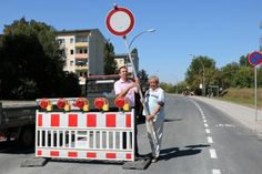 Der langjährige Stadtrat und Anwohner Joachim Fröhlich (rechts) hatte sich lange für einen besseren Zustand der Segouer Straße eingesetzt. Gemeinsam mit Oberbürgermeister Marco Müller konnte er am Freitag die Straße freigeben. Fotos: U. Päsler/Stadt Riesa