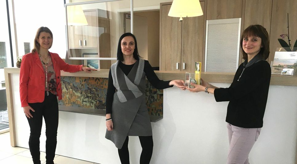 Dana Hüttner (Zweckverband LSB) übergibt im Strandhotel Senftenberger See die Spendenbox an Daniela Niebuhr und Daniela Grass vom Niederlausitzer Netzwerk für Gesunde Kinder (v.r.).