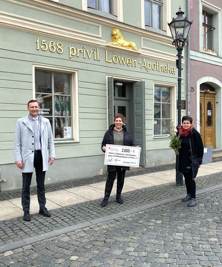 Direktor Sven Walter der Direktion Cottbus-Süd der Sparkasse Spree-Neiße übergibt Spende an Karen Pank (Vereinsvorstand) und Annette Schiffner( Vereinsmitglied) vom Verein zur Förderung des Brandenburgischen Apothekenmuseum Cottbus e. V. Cottbus. Foto: Sparkasse Spree-Neiße
