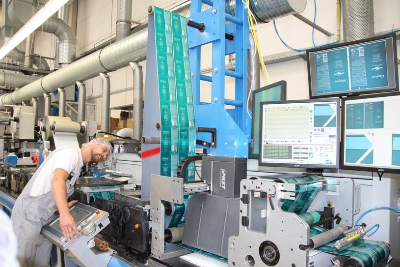 An dieser Maschine wird die dünne Kunststofffolie bedrückt. Die Fa. Essel entwickelt, designt und druckt selbst auf die Tuben.