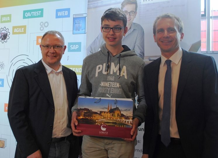 Den Nachwuchspreis nahm David-Hauke Wedlers Bruder Bjarke-Christopher entgegen, hier zu sehen mit InterNexum-Geschäftsführer Daniel Strauß (links) und Jörg Lässig, Professor für Informatik an der Hochschule Görlitz/Zittau (rechts). Foto: EGZ