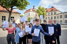 Sieben Schüler bekamen die Urkunde Truppmann Teil 1 von Christian Piwarz (2.v.li.) und Wehrleiter Karsten Hose (2.v.re.) von der FFW Borthen-Röhrsdorf. Mitte vorn: Adrian Preuß (16) möchte bei der Feuerwehr bleiben und aktiv mitmachen. Außerdem im Bild: Schulleiterin Antje Ambos (3.v.li.) und Dohnas Bürgermeister Dr. Ralf Müller (re.).