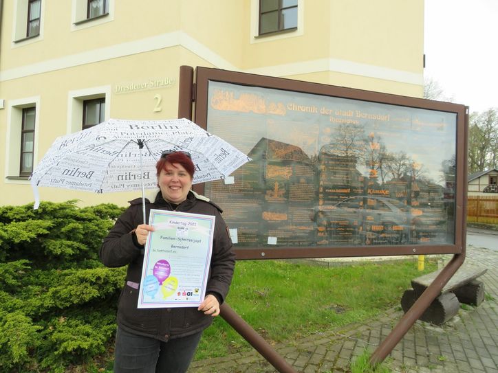 Katrin Klein ist Mitarbeiterin im Projektbüro „Kube42“. Die 36jährige hat mit ihrer Kollegin Tina Götze eine Schnitzeljagd für Familien organisiert. Eine Station ist das Zollhaus. Foto: Silke Richter