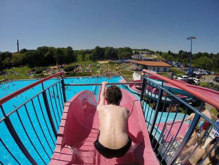 Die beste Kamikaze-Rutsche der Republik befindet sich im Freibad "Zacke". Foto: Archiv