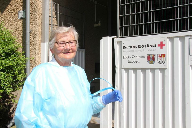 Inge Kunjan ist seit 20 Jahren im Ortsverband Lübben des DRK-Kreisverbandes Fläming-Spreewald e.V. aktiv. Sie ist 81 Jahre alt und engagiert sich nun bei der Durchführung von Corona-Tests im DRK-Zentrum Lübben. Von den ehrenamtlichen Testern im Kreisverband ist sie mit ihren 81 Jahren der Älteste. Foto: sts