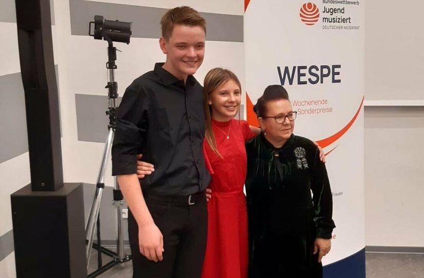 Charlotte Kugler, Konstantin Schwarze und die Komponistin Maria Parton Luft kurz vor dem Wettbewerb.