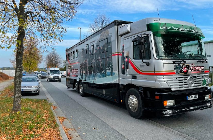 Insgesamt nahmen laut Polizei 696 Fahrzeuge teil.