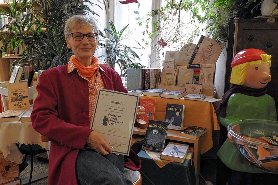 Annaluise Erler zeigt stolz die Urkunde für den Buchhandlungspreis und wünscht  sich, dass noch mehr Lesefreudige auf dieses kleine, besondere Leseparadies aufmerksam werden. Foto: Wo