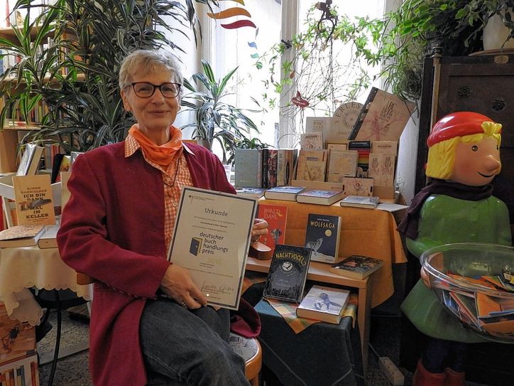 Annaluise Erler zeigt stolz die Urkunde für den Buchhandlungspreis und wünscht  sich, dass noch mehr Lesefreudige auf dieses kleine, besondere Leseparadies aufmerksam werden. Foto: Wo