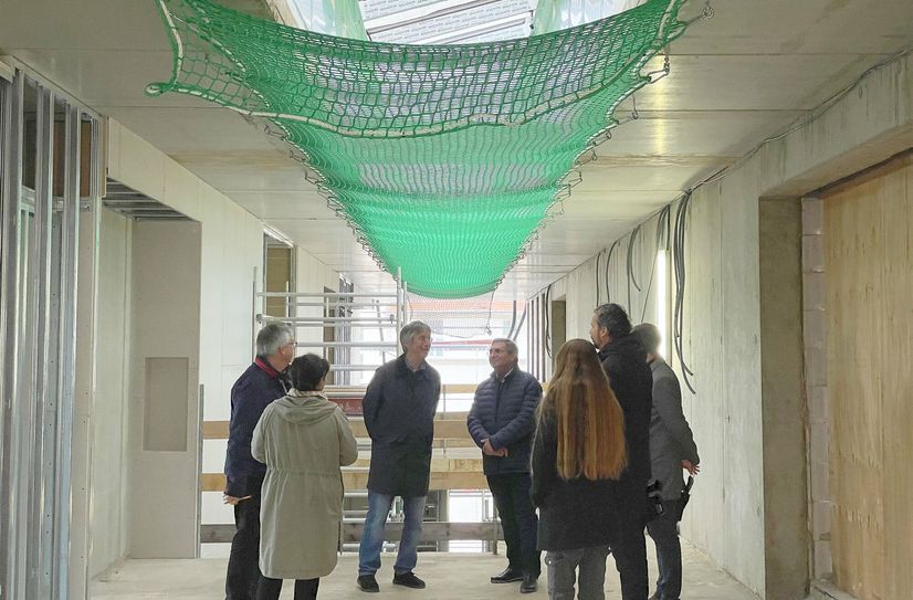 Treff des Baustellenrundgangs in der oberen Etage des lichtdurchfluteten Anbaus. Hier sollen sich künftig auch die Schüler gern aufhalten.