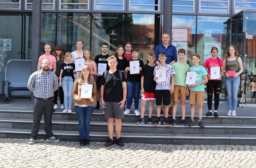 Vertreterinnen und Vertreter der »rauchfreien« Senftenberger Schulklassen mit Pascal Noack vom Tannenhof Berlin-Brandenburg (vorne links) und Bürgermeister Andreas Fredrich (hinten Mitte).