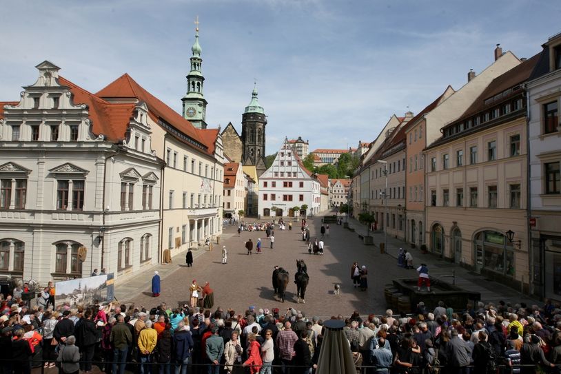 Alles so wie damals: Laienschauspieler des Vereines „Der Retter“ stellten die historische Marktplatzsituation nach, die einst Canalettos festhielt. Foto: Daniel Förster