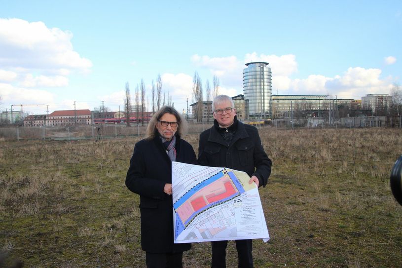 V.l.: Thomas Lorenz, designierter Schulleiter der 150. Oberschule und Bildungsbürgermeister Hartmut Vorjohann auf der Brache an der Freiberger Straße.         Foto: Schramm