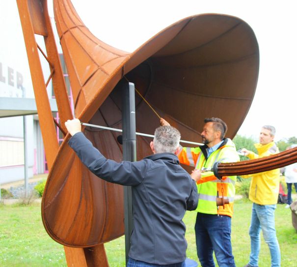 Die öffentlich bestellten Vermessungsingenieure Andre Knott und Heiko Zscheile bestätigen die Maße des Riesenhorns: Der Ton muss einen Weg von 11,74 Meter zurücklegen.