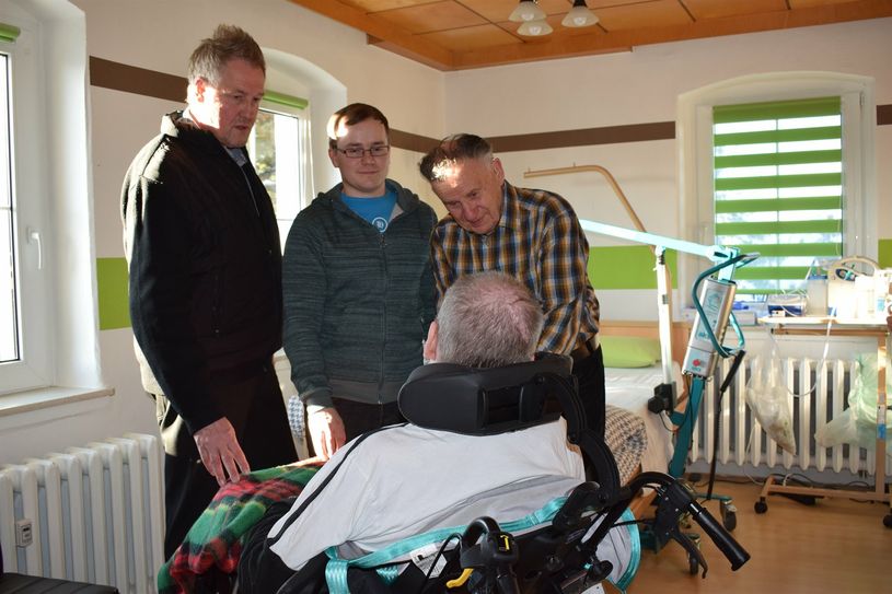 Archivfoto aus dem Jahre 2019. Vater Winfried Knobloch, Sohn Franz Kuschke und DAK-Bezirksleiter Jens-Eric Allinger (v.r.n.l.) kümmern sich seit Jahren um den ehemaligen DJ und Entertainer. Mit dem gespendeten Geld konnten wichtige Baumaßnahmen umgesetzt werden.