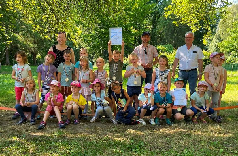 Kinder der Einrichtung »Brüderchen &amp; Schwesterchen« aus Kodersdorf mit der Kitaleiterin Fr. Weiß und Bürgermeister René Schöne, in der Mitte Dr. Stephan Meyer (Präsident des Oberlausitzer Kreisportbundes e.V.).