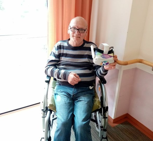 Herr Angermann ist begeistert von der 3D-Brille. Foto: PR/Seniorenzentrum AGO Kreischa