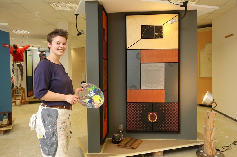 Laura Lares (23) aus Dresden, ausgelernte Malerin bzw. Lackiererin (abgeschlossenes drittes Lehrjahr im Malerstudio Dresden e.K.) zeigt in Pillnitz ihre Ornamentik-Gestaltung, mit dem sie den Kreativ-Wettbewerb der besten, talentiertesten und neugierigsten Maler- und Lackierer-Lehrlinge Ostsachsens gewonnen hat. Foto: D. Förster