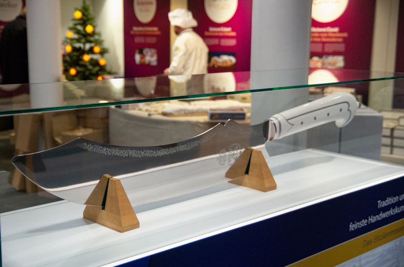 Das große Stollenmesser, mit dem jährlich der Riesenstollen auf dem Dresdner Striezelmarkt aufgeschnitten wird. Fotos: Kristin Mücke / DIG