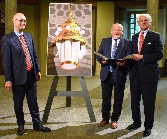 Michael Bräuer, Vorstandsvorsitzender der Stiftung der Sparkasse Oberlausitz-Niederschlesien, Oberbürgermeister Siegfried Deinege und Friedrich-Wilhelm von Rauch, Geschäftsführer der Ostdeutschen Sparkassenstiftung bei der Übergabe der Förderzusage am 10. Juli. Foto: Stadt Görlitz