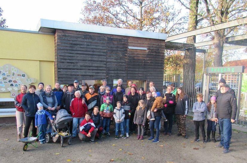 Viele Helfer packten bei Herbstputz im Hoyerswerdaer Zoo mit an.