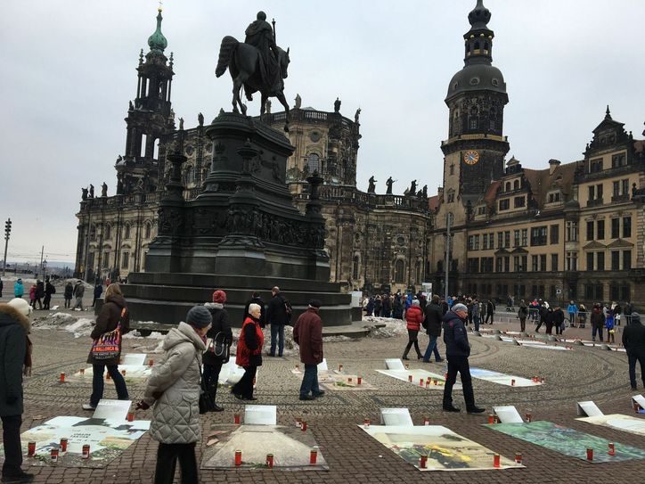 Imaginärer Friedhof mit Flüchtlingsgräbern auf dem Theaterplatz "Lampedusa 361" (Foto: Pönisch)
