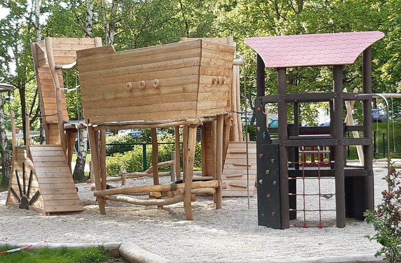 Highlight der Außenanlage ist das Spielschiff.