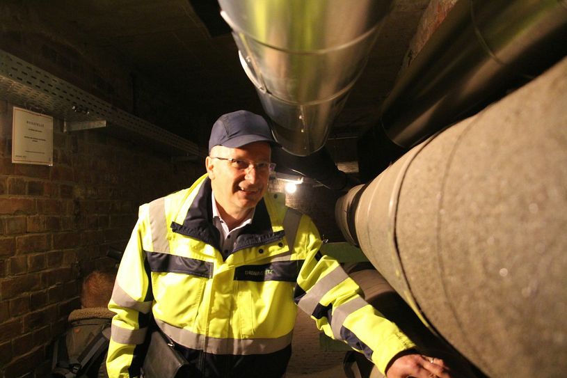 Bernd Lehmann von der DREWAG im historischen Fernwärmekanal. Fotos: Schramm