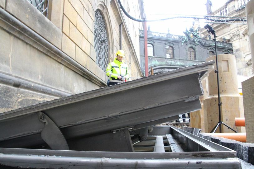 Die Hydrauliktür (der künftige Ausgang) öffnet sich nach oben.