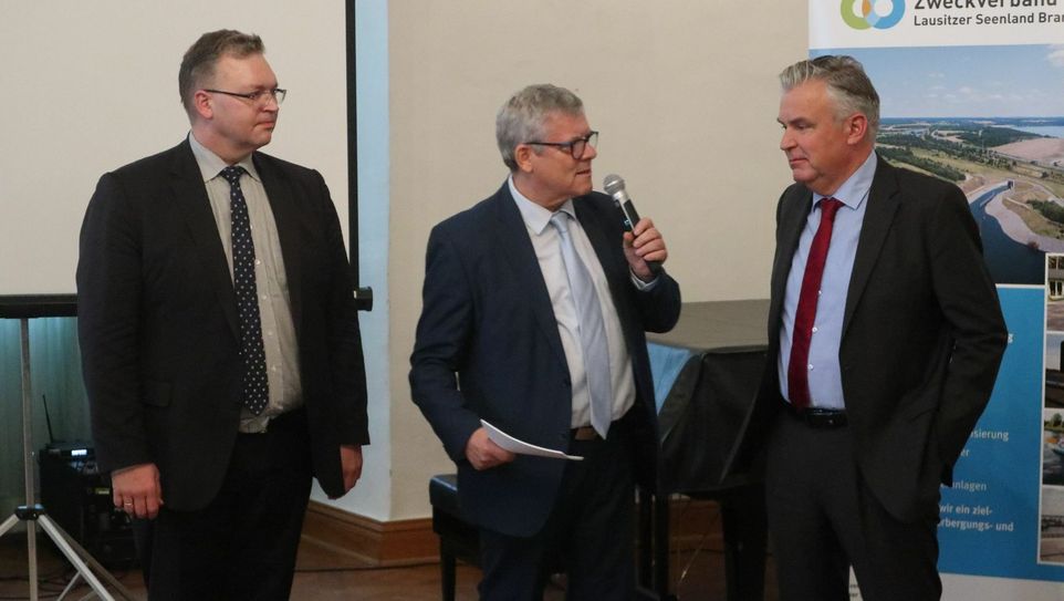 In Hoyerswerda war am Mittwoch Regionalkonferenz Lausitzer Seenland. Das Thema lautete „Relevanz des Lausitzer Seenlandes im regionalen Strukturwandel“. Moderator Ralf Jußen befragte dabei auch gezielt die beiden Lausitz-beauftragten der Staatsregierungen, Dr. Stephan Rohde (Sachsen) li. und Dr. Klaus Freytag (Brandenburg) re. zur Situation. Foto: Kirschke