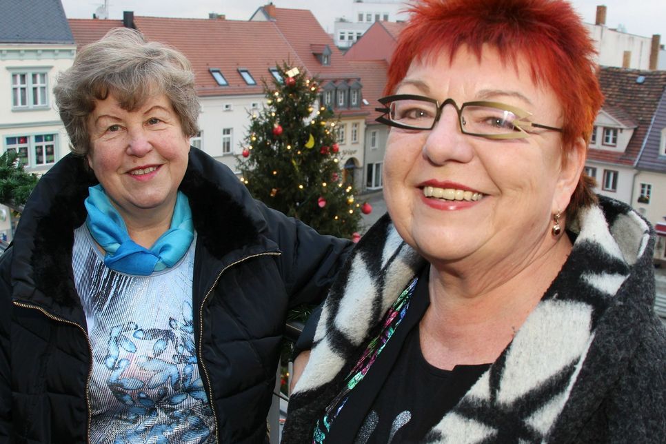 Ute Fisch (li., 68 Jahre) und Monika Auer (re., 66 Jahre) aus Senftenberg lieben Märchen. Sie sind Märchenerzählerinnen und Mitglied in der Europäischen Märchengesellschaft. Foto: sts