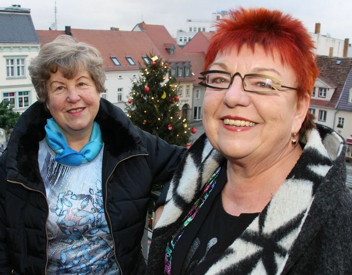 Ute Fisch (li., 68 Jahre) und Monika Auer (re., 66 Jahre) aus Senftenberg lieben Märchen. Sie sind Märchenerzählerinnen und Mitglied in der Europäischen Märchengesellschaft. Foto: sts