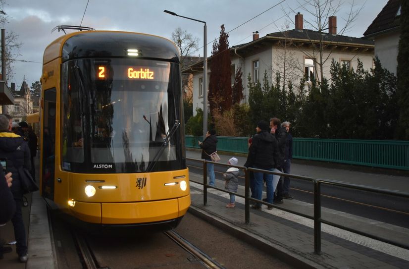 Insgesamt wurden 30 neue und breitere Stadtbahnwagen mit größerer Kapazität beim Fahrzeughersteller Alstom bestellt.