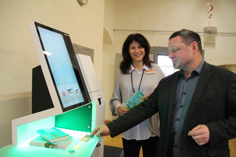 Christian Schmidt-Doll (KTP-Geschäftsführer) und Bibo-Chefin Ulrike List am Leih-Terminal. 	                        Foto: Schramm