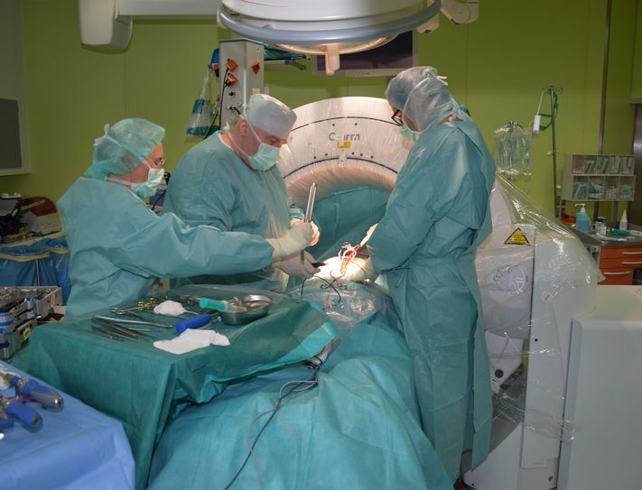 Chefarzt Dr. med. D. Dabravolski (Mitte) und sein OP-Team bei der Operation unter Einsatz  der 3D-O-Arm-Navigation