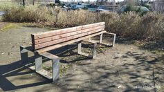 Zum gemütlichen Sitzen nach einem Stadtspaziergang lädt diese Bank an der Faunhöhe nicht mehr ein. Sie wurde mutwillig zerstört. Die Stadt Großenhain setzt wieder eine Belohnung aus.