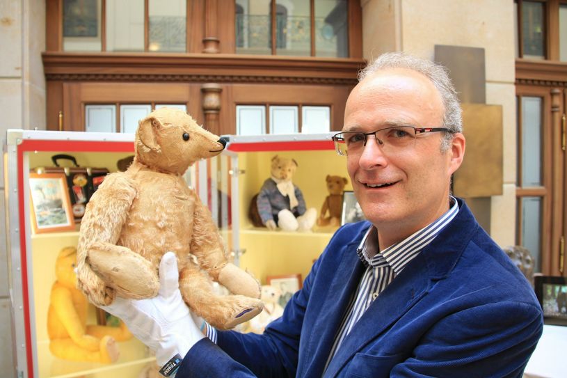 Lutz Reike und der Steiff-Teddy von 1905. Im nächsten Jahr geht´s in die USA, vielleicht auch in Dresdens Partnerstadt Columbus. Foto: Schramm