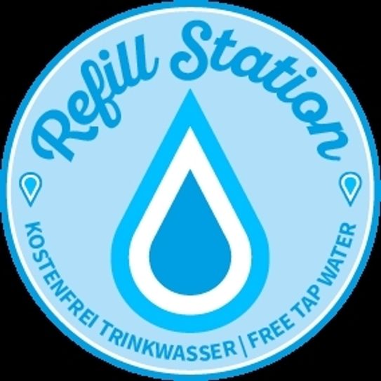 Wo dieses Logo klebt. werden Wasserflaschen wieder mit Trinkwasser befüllt.