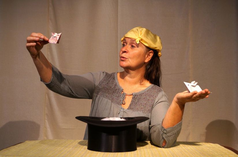 Meike Kreim führt am 13. August zusammen mit Anne Swoboda ab 16 Uhr Erzähltheaterstücke für Kinder ab 4 Jahren auf.