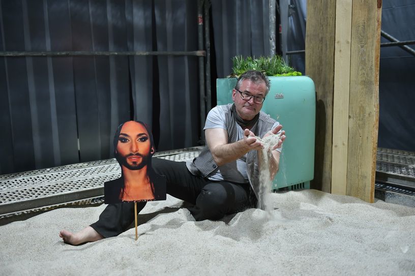 Mario Holetzeck ist als Regisseur auch für das Bühnenbild verantwortlich.