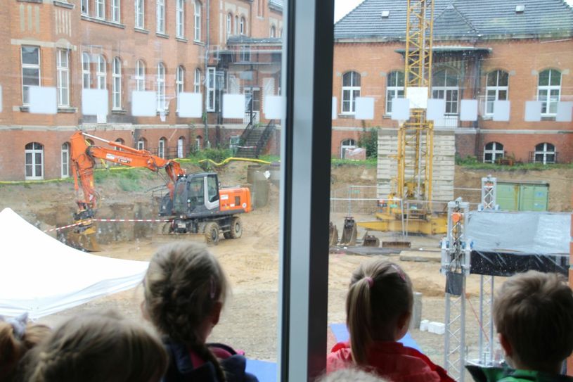 Noch ist das Gelände eine Baustelle. Bis Ende 2019 entsteht hier das neue Frauen-Mutter-Kindzentrum. Foto: keil