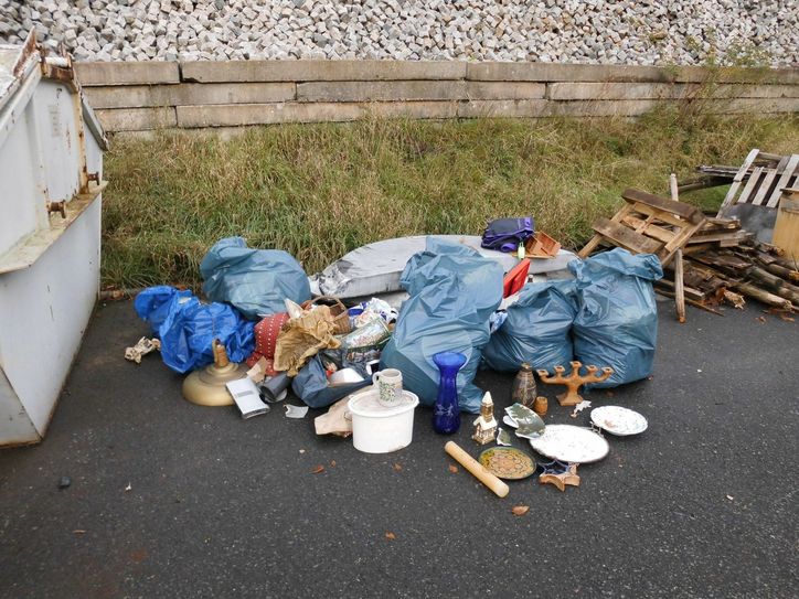 Wer kennt die abgebildeten Gegenstände und weiß woher diese stammen? Hinweise können Sie unter Telefon 03581 663-3194 oder per E-Mail an abfallbehörde@kreis-gr.de melden. Fotos: Abfallbehörde