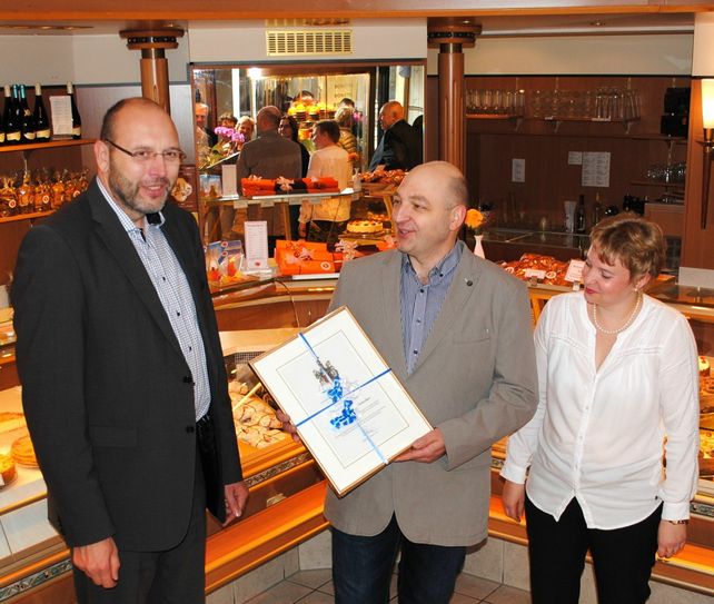 Zum Jubiläum in der vergangenen Woche gratulierte OB Olaf Raschke der Konditorfamilie Uwe, Susann, Peter und Angelika Schreiber (v.l.).                               Text und Foto: Eckardt