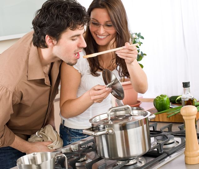 Das „RuDi-Prinzip“ ist ganz einfach: Einmal kochen, zweimal bekocht werden, anschließend gemeinsam feiern. Foto: Candy Box Images/Fotolia