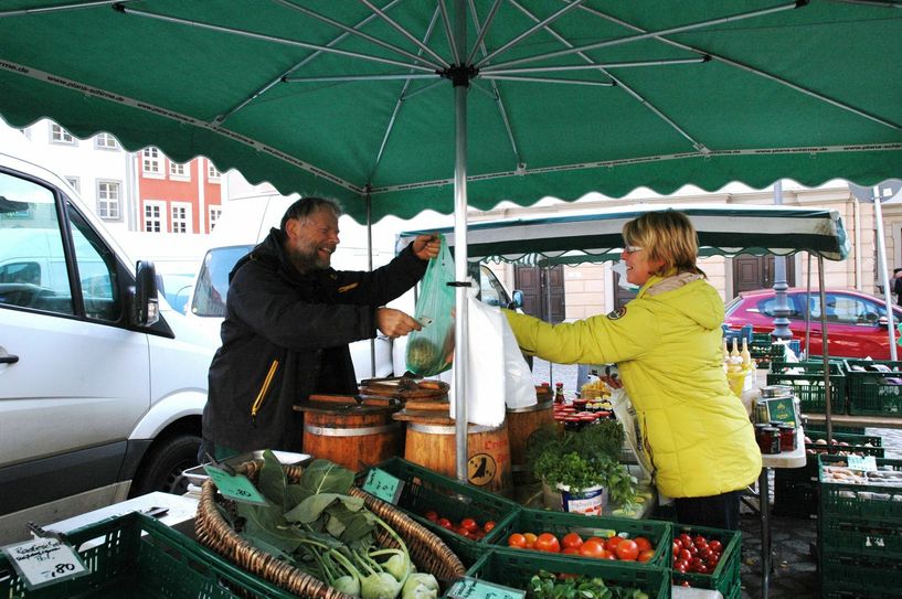 Bei Wind und Wetter bietet Michael Ubl seine Waren auf dem Bautzener Wochenmarkt an und und hat für jeden Kunden ein freundliches Wort oder Lächeln parat. Foto: Hache