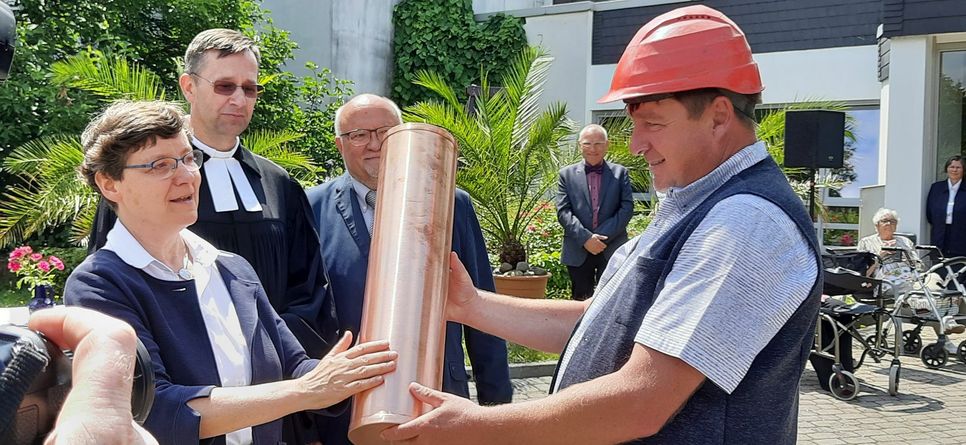 Übergabe der Hülse an den Bauleiter  Fotos. Pönisch