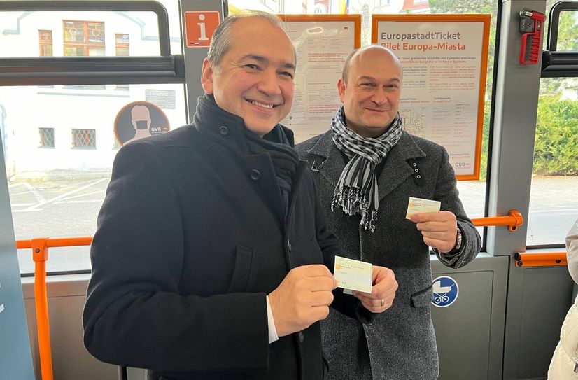 OB Ursu und BM Gronicz testen die Linie A. Die Fahrt fand in Zgorzelec statt. In Polen gibt es im ÖPNV keine Maskenpflicht mehr.